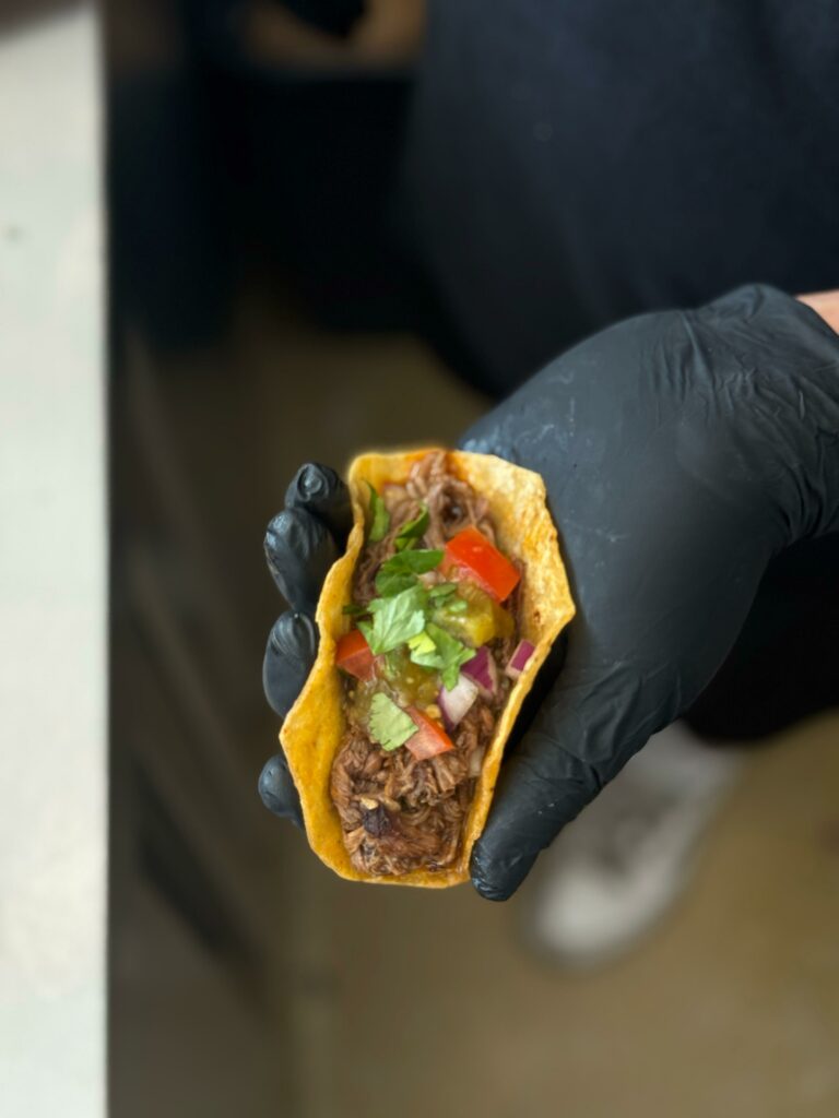 Frisch gefüllter Taco für euer Foodtruck-Catering