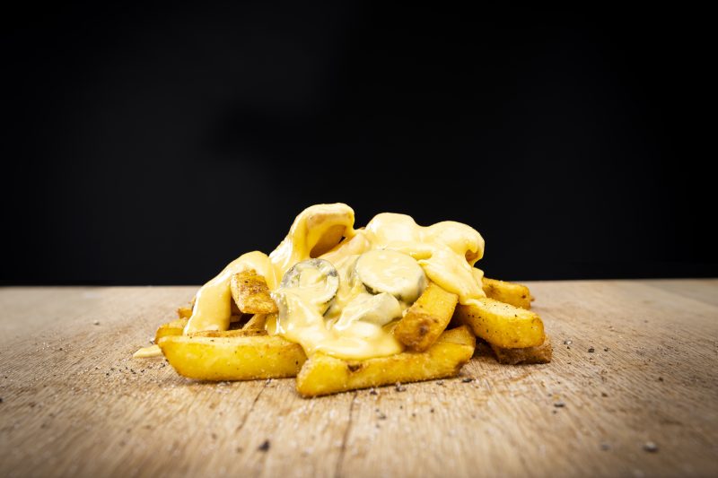 Fritten mit hausgemachter Käsesoße