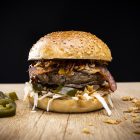 Richtig fetter und dreckiger Burger mit hausgemachtem Coleslaw, BBQ und Bacon.